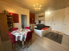 Ravissant T2, Cl 3 étoiles, 3 pers et 1 enf , 3 lits, parking et patio，位于Saint-Sever的酒店