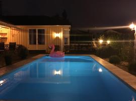 Just Like Home Spa & Apartment with private pool，位于波什格伦的带泳池的酒店