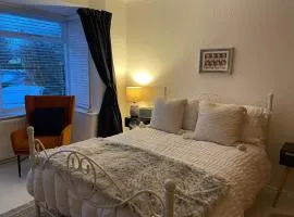 Number 78 Guest house M56 junction 12 located 5 minutes drive from Frodsham Continental breakfast Included