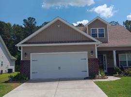 Bedroom in Modern Home near Myrtle Beach SC，位于康威的酒店
