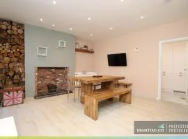 The PINK House , FREE Parking , 3 Bedrooms , Garden , close to M4 and countryside!