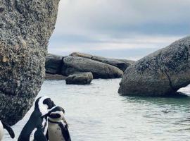 Cape Town cottage near colony of penguins，位于西蒙镇的酒店