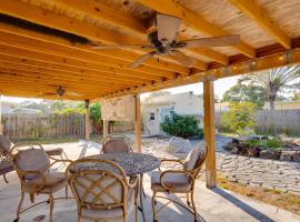 Pet-Friendly Stuart Vacation Rental with Fenced Yard，位于斯图尔特的酒店