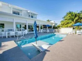 Caribe Sun - Modern Villa with Pool! Walk to the Rum Point Club & Kaibo