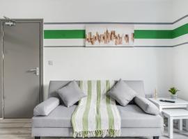 Contractor Luxury Home - Long Stays - 4 Bedrooms - Sleep 8 - Zip & Link Beds - Ultra Fast WiFi - Free Parking，位于伯肯黑德的酒店