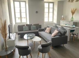 3 pièces spacieux plein centre, parking,clim, terrasse, jardin，位于富瓦的酒店