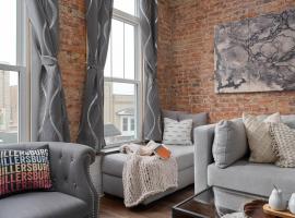 Private Boutique Getaway - Fireplace & Soaking Tub - Downtown Loft - by Cross-Key Vacation Rentals，位于米勒斯堡的酒店