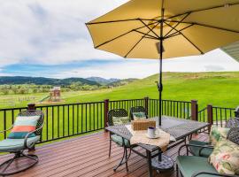 Spearfish Retreat with Fireplace and Mountain Views!，位于斯皮尔菲什的酒店