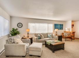 11 Mi to Burney Falls Charming Home with Fireplace，位于Burney的酒店