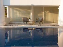 Casita Perla Sustainable Villa with Mountain View, Long Pool, King, Grill，位于Texcalpan的酒店