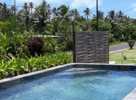Mara'ai le spot Tubuai Chambre triple Taahueia Deluxe SDB privée avec piscine，位于土布艾岛的酒店