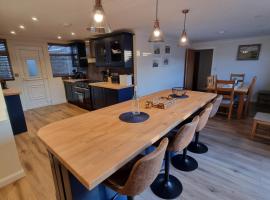 Certa Cito Exceptionally Large 4 Bedroom Bungalow and Garden Near The Beach，位于赫彻姆的酒店