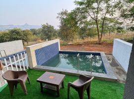 Ivy Bliss Studio with Private Pool, B 09, Karjat，位于卡尔贾特的酒店