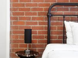 Cedar’s Condo - Modern Downtown Escape，位于赛维尔维尔的酒店