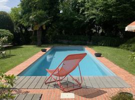 Chambre d'h&ocirc;tes option &eacute;tape pour professionnel，位于摩兰吉斯的带泳池的酒店