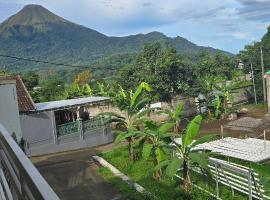 Holi Homestay Trawas，位于塔瓦斯的酒店