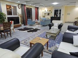 Al Khatem Al Qadeem Farms Majlis Style Accommodation Stay with BBQ Facilities，位于Al Khatim的豪华帐篷