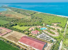 Hotel with swimming pool in Arborea just 650 meters from the sea，位于阿尔博雷阿的酒店