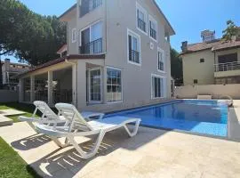 Luxurious Triplex 5-BR Villa w Pool, Beach Access