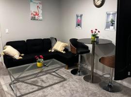 Newly Built 2-Bedroom, 2 full bath Basement Suite，位于卡尔加里的酒店