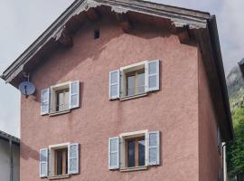 Waterfall House - retreat, swim, bike, hike and ski，位于Mesocco的酒店