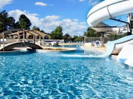 Maison charmante à Salavas avec piscine et jardin，位于萨拉瓦的酒店