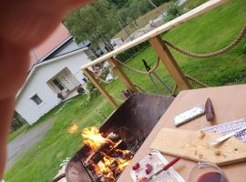 modern house in front of midnight sun，位于Lavangen的酒店