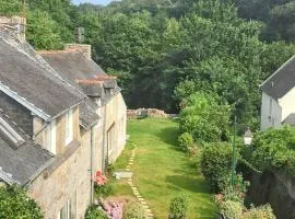 Charmante Maison à Huelgoat avec Terrasse et Jardin