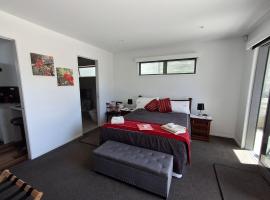 Papamoa Beach, Pohutukawa Deluxe Studio, on Hugoway，位于帕帕莫阿的酒店