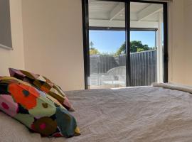 The beach & wine pad，位于Port Willunga的酒店
