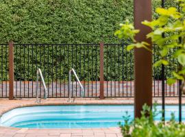 Private Pool Retreat in Watson，位于Watson的带按摩浴缸的酒店