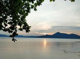 Bunaken Sunrise Beach，位于美娜多的酒店
