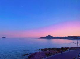 Qingdao Wushe Yujianshanju Tangchi Seaview Hotel，位于青岛的住宿