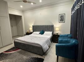 Cozy Bedroom near Lyallpur Galleria，位于费萨拉巴德的酒店