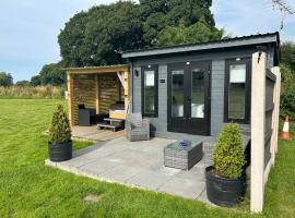 Dolafon farm luxury glamping cabin with hot tub，位于圣亚萨的酒店