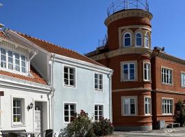 Townhouse by marina, beach & theatre，位于斯塔德的酒店