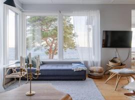 Oceanfront Escape with Sauna & Jacuzzi，位于Stavsnäs的酒店