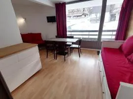Appartement rénové proche des pistes et commerces avec balcon sud, parking gratuit et casier à skis - FR-1-181-2468
