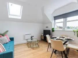 Luxury 2-Bedroom Apartment, Leatherhead, Sleeps 4