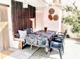 Charming House in El Poyo del Cid with Garden and Terrace，位于El Poyo的酒店