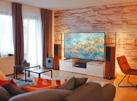 Willkommen im Taros Home - Deluxe Apartment, der Wohlfühl Oase mit Balkon, HiFi Music, Coffee, 3 Betten und Homeoffice Platz