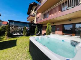ROYAL Villa - ADULTS ONLY - Apartamenty z widokiem na Zalew Wiślany - Jacuzzi w cenie - Masaże relaksacyjne - Grupa Hotelowa PlażoweLove，位于库瑞尼卡慕斯卡的公寓式酒店