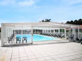 Maison confortable à Parentis-en-Born avec piscine partagée
