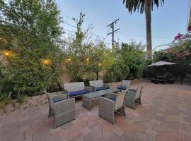 3 bedroom apartment by the MrC Hotel and 5 minutes to Rodeo Drive WiFi TV Patio walk to restaurants，位于洛杉矶的酒店