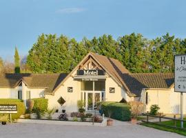 Le Clos Mouron，位于图尔尼的带停车场的酒店