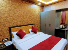 Hotel R K Villa- 500 mtr from Kashi Vishvanath Temple，位于瓦拉纳西的酒店