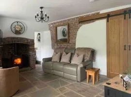 Valley View Cottage with stunning balcony views!