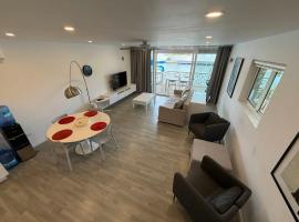 Luxury Waterfront Villa 431 F，位于Jolly Harbour的酒店