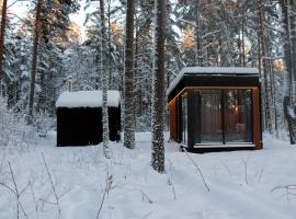 Minimaja ja saunamaja vaatega männimetsale，位于Sõitme的酒店