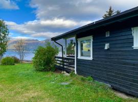 Large and cozy cabin by the Hardangerfjord，位于Utne的酒店